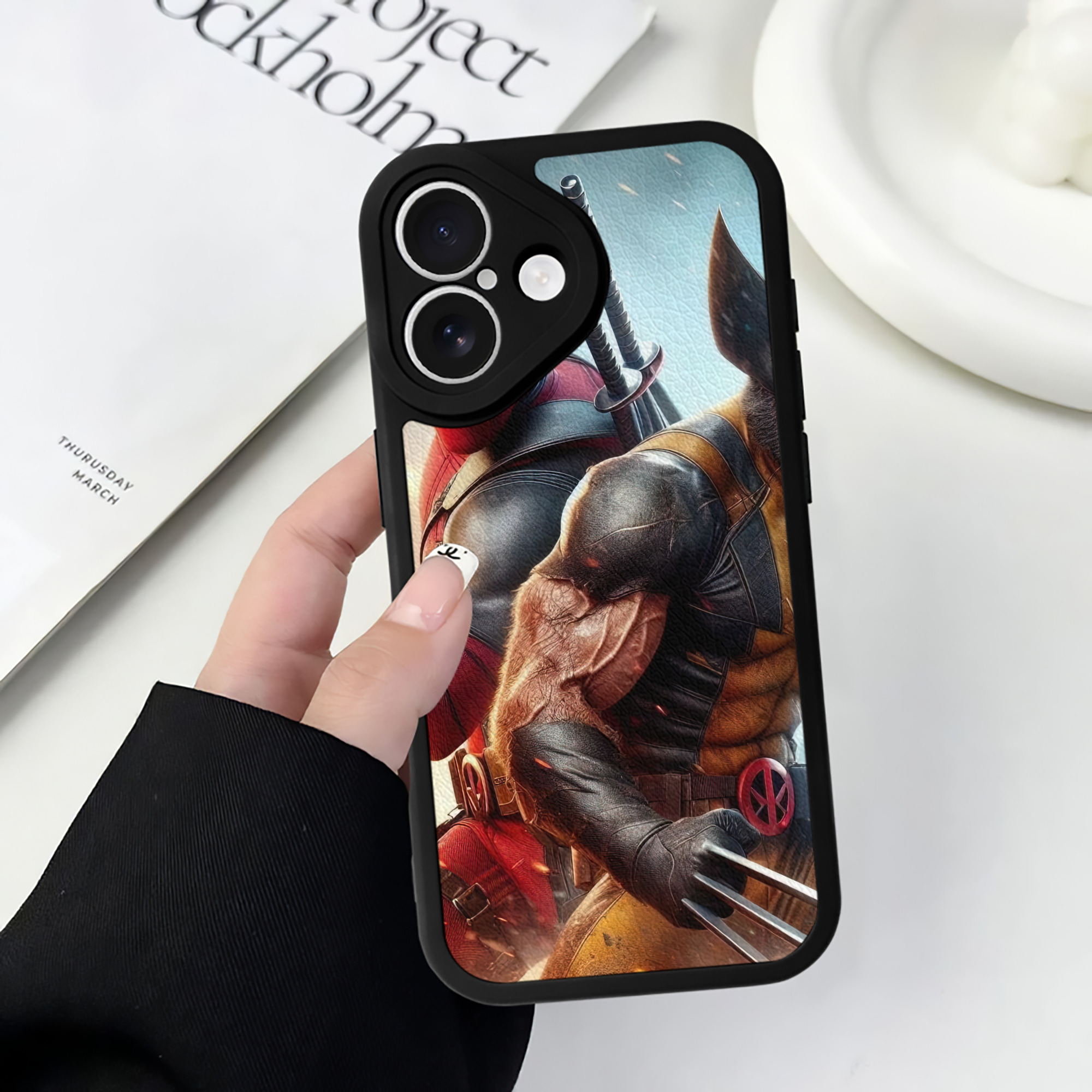 （画像用） Deadpool デッドプール 【iPhone 16シリーズ対応】シリコンスマホケース（レザー調） 材質：シリコン